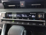 左右独立温度コントロールフルオートエアコンです。運転席、助手席それぞれで独立して温度設定ができます。冷え性の方が乗っても安心ですね♪