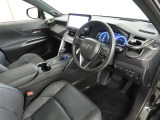 高級感のある美しいインテリアデザインの運転席です。