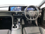 運転席周りのレイアウトをご覧ください。ナビゲーションが綺麗に装着されすっきり収まってますね!