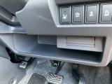 軽でも広々使えるフットブレーキ!助手席との移動も可能で、使用空間広々です♪