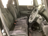 女性でも運転がしやすいように、シートの高さ調整機能(シートリフター)がついています。運転席と助手席の間が空いている為、助手席側への移動がスムーズです。交通量の多い道でも助手席側から乗り降りができます。