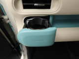 カップホルダーは運転席や助手席からちょうど手の届く位置です!!