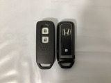 スマートキーを装備しています。鍵を差し込むことなくドアロックの開け閉めと、スタートボタン操作でのエンジンスタートができます。スペアキーも同じものを用意しております。