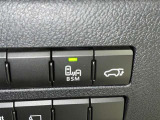 隣車線を走る車両をレーダーで検知し、ドアミラーでは確認しにくい後側方エリアに存在する車両に加え、急接近してくる車両も検知します。車両を検知するとドアミラーに搭載されたLEDインジケーターが点灯します。