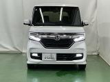 LEDヘッドライトを装備しています。LEDヘッドライトはとても明るく、雨の日や夜間走行も安全・安心です。オートライトコントロール付きで周囲の明るさに応じて自動で点灯・消灯します