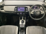車内は光触媒抗菌消臭施工済です。インパネ周りはスタイリッシュなデザインです。グローブボックスやカップホルダーのほかにトレーなどたくさんの収納スペースが付いています。