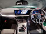 BMWの運転席はドライバーオリエンテッドという構造を採用。ドライバー目線の操作がしやすい設計になっており、ドライブ中にも目線の移動が少なく運転中にも簡単に操作ができます。