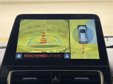 真上から見下ろしたような視点で車とその周囲を確認出来る画面と、車両後方を映し出すバックモニター画面の2つを表示してくれます。