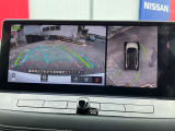 上空から見下ろしているかのような映像をディスプレイに映し出し、スムースな駐車をサポートします。画面は「トップビュー」のほか「サイドブラインドビュー」への切り換えが可能。ますます安心です