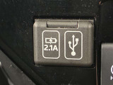 こちらのクルマはUSB接続コネクタも装備されています♪スマホの充電などにお使い下さい。ご旅行中での充電切れも、これなら心配いりませんね!