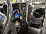 ドリンクはこちらのスペースに置いていただけます。運転の邪魔にならず、手に取りやすい位置で安全に管理できます。また他の備品とも干渉しないため快適にご利用いただけますので安心です。いつでもどうぞ。