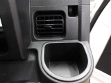 運転席のカップホルダーはエアコンの吹き出し口にありますので冷やしたり温めたりすることが出来ます☆