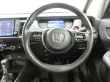 ハンドルの両側に操作ボタンが付いております。運転しながら操作ができるのでとっても便利!