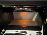 センタコンソールの小物入れには無接点充電「Qii」がございます。