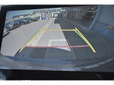 シフトレバーをリバースにすると連動してサイドカメラ映像&バックセンサーに切り替わります。スイッチ一つでフロントカメラへの切り替えも出来ます