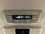 ルーフ中央にエアコン操作パネルがついていますので、2列目・3列目にお乗りの方も快適に過ごせます。