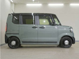 リアには左右スライドドアを採用。狭い駐車場でも開閉しやすく、強風の日でもドアが煽られにくくなっております。小さなお子さまやご年配の方も安心して乗り降りできます。