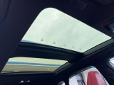 【大型サンルーフ】車内の解放感が一気に上がる大型のパノラマルーフ!季節を問わず開放的で快適なドライブをお楽しみいただけます。流通量も少なく希少価値の高い人気の装備です♪