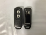 スマートキーを装備しています。鍵を差し込むことなくドアロックの開け閉めと、スタートボタン操作でのエンジンスタートができます。スペアキーも同じものを用意しております。