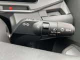 トンネル進入時や暗くなれば自動点灯するオートライトです。