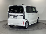 スライドドアは通常のドアに比べて、車のボディーに対し平行に開閉し、開けてもスペースを取りません。出入り口が大きいドアはお子様のいるご家庭はもちろん、混んだ駐車場でも大活躍です!