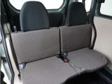 2列目シートです 簡単な操作で折りたたむことが可能で、フラットな荷室となります。