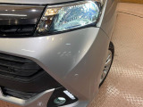 【LEDヘッドライト】悪天候や夜間走行時も良好な視界を確保し安心して運転できる高輝度LEDヘッドライトを装備!点灯速度が早く、消費電力も抑えられています。