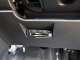 ETC2.0とは、道路沿いに設置されたITSスポットとETC2.0通信対応車載機との間の高速・大容量通信により、広範囲の渋滞・規制情報提供や安全運転支援など受けられる運転支援サービス