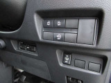 運転席の操作部。左右スライドドアの開閉が出来ます。その下にはETC本大が付いています