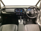 車内は光触媒抗菌消臭施工済です。インパネ周りはスタイリッシュなデザインで機能や装備も充実しています。グローブボックスやカップホルダーのほかにトレーなどたくさんの収納スペースが付いています。