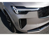 ひときわ印象的なT字型のLEDヘッドライトは、新世代のボルボを象徴するユニークなアイコンとなっています。LEDデイタイム・ランニング・ライトやポジションライト、ウインカーの役割も果たします。
