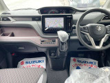 シンプルで使いやすい運転席周り。インパネシフトですので足元広々としています。