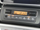 【オートエアコン】車内温度を感知して自動で温度調整をしてくれるのでいつでも快適な車内空間を創り上げます!どの席に座っても快適なドライブが楽しめます♪