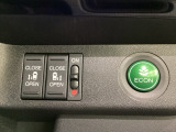 リアドアは乗り降りに便利な両側電動スライドドアです。また運転席に座っていながらスイッチ操作で自在にスライドドアを開け閉めできます。