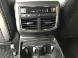後部座席にもエアコン吹き出し口とシートヒーターが装備されております。またAC150W電源が装備されております。