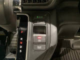 セレクトレバーの右に電子制御パーキングブレーキがあります。スイッチひとつで、停車した地点の傾斜などをシステムが検知・判断してブレーキ力を自動的に最適制御し、しっかり停車できるパーキングシステムです。