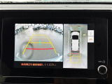 【パノラミックビューモニター】クルマを真上から見下ろした視点で駐車をサポートします。クルマの斜め後ろや真横など、いち早く障害物に気が付くことができます。
