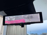 インテリジェント ルームミラー。車両後方のカメラ映像を液晶画面に表示し、後席の乗員や荷物に遮られることなくクリアな後方視界を確保できます。