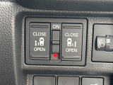両側電動スライドドアです。リモコンや運転席スイッチ、ドアハンドルの操作で自動開閉。お子さまを抱きかかえている時や荷物の多い時などに便利です。