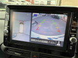パノラミックビューモニター付きです。車両を上から見たような映像をディスプレイオーディオ画面に表示。運転席からの目視だけでは見にくい、車両周辺の状況をリアルタイムでしっかり確認できます。