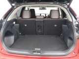 デッキボード下段時にはコンパクトSUVトップクラスの荷室容量を実現するなど、SUVらしい高さをいかし、ユーティリティ性に優れたゆとりあふれる荷室空間となっています。