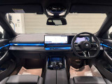 BMWの運転席はドライバーオリエンテッドという構造を採用。ドライバー目線の操作がしやすい設計になっており、ドライブ中にも目線の移動が少なく運転中にも簡単に操作ができます。