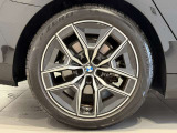 BMWの純正アロイホイールは軽量かつ強度にも優れているホイールで走行性能を引き上げる設計になっております。足元にもBMWは妥協がなくこだわっている個所になります。