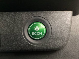 ECON モードをON にするとアクセルペダルの動きに対するエンジンの反応とエアコンの制御を切り換えることで、燃費のいい運転をするドライバーがペダルを踏んだ時と同じようにエンジンを制御します。