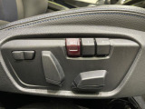 【メモリー機能付きパワーシート】運転手が代わってもボタン一つで設定ポジションに。常にご自身のドライブ設定が整います。