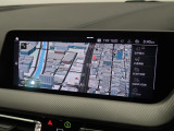 【純正ナビゲーション】BMWのナビゲーションは操作性も良く、詳細な地図情報と交通状況を見やすく表示し、快適なドライビングをサポートしながら目的地までナビゲートします。