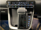 操作しやすいATシフトです♪シフトチェンジを気にしなくていいので運転だけに集中できますね!自然と手に届くところにある、手になじむ形状のシフトノブがいいですね♪