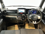 フロントガラスが大きく、ワイドな視界で運転もしやすくなるように設定されています。視認性のよいインパネ周りです。操作スイッチやカップホルダーも使いやすい位置に配置されています。