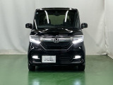 LEDヘッドライトを装備しています。LEDヘッドライトはとても明るく、雨の日や夜間走行も安全・安心です。オートライトコントロール付きで周囲の明るさに応じて自動で点灯・消灯します