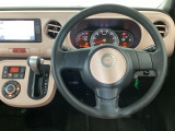 【ハンドル】運転にかかわる様々な操作を安全に行えるように視点移動が少なく操作性に配慮されたスイッチ類が凝縮されたコックピットです。